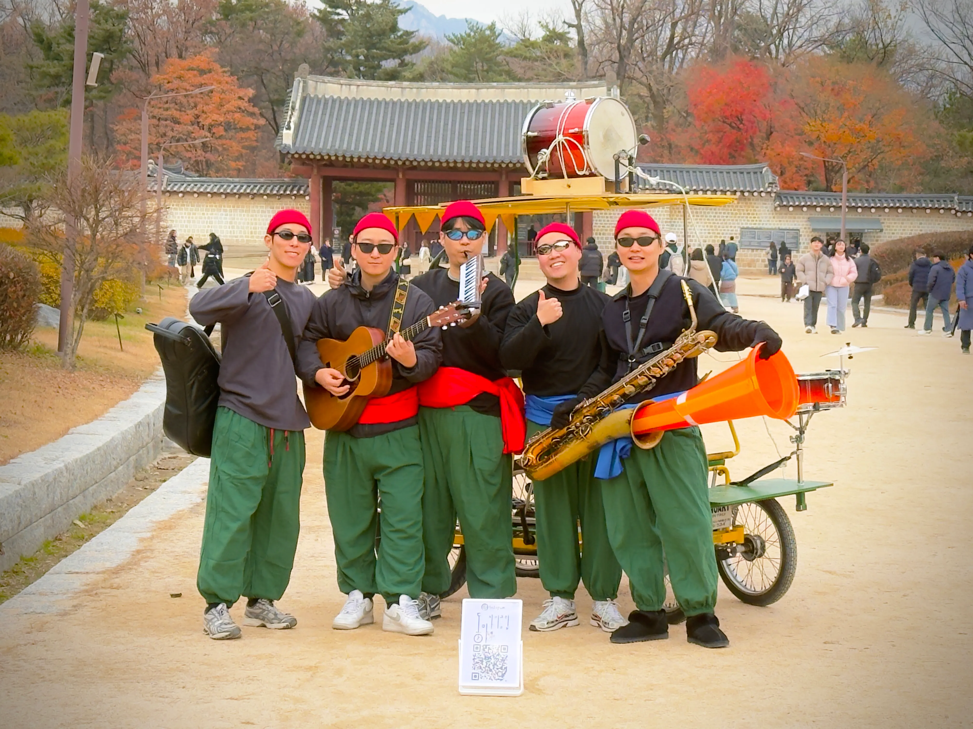 야외에서 퍼포먼스하는 동미자전거클럽